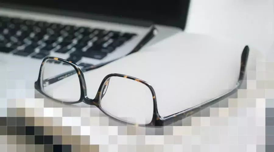 Arbeitsplatz mit Fokus auf Brille