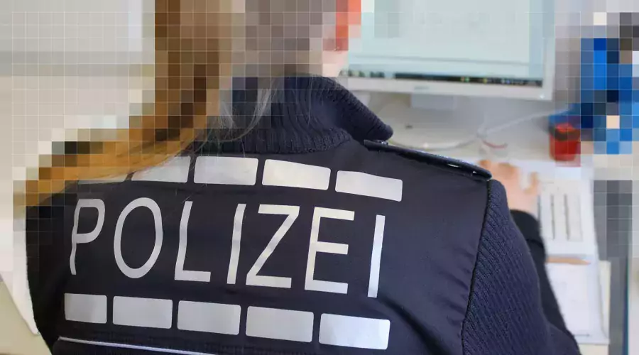 Polizistin am Computer